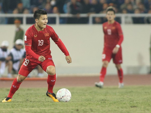 Tiền vệ Quang Hải động viên đồng đội ở tuyển Việt Nam