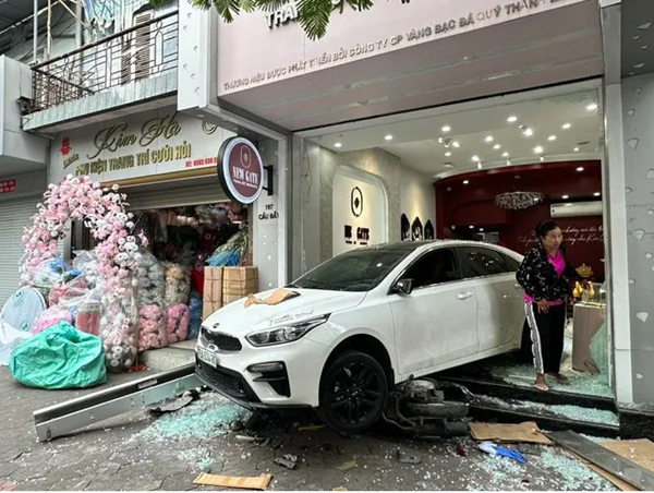 Tai nạn giao thông mới nhất hôm nay (15/11/2023): Nữ tài xế lùi xe húc gãy chân bảo vệ cửa hàng trang sức