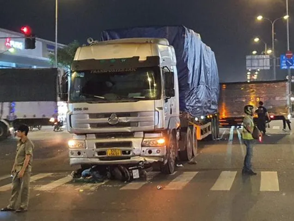 Tai nạn giao thông mới nhất hôm nay (16/11/2023): Ô tô tông xe máy trên cầu, 1 phụ nữ rơi xuống sông mất tích