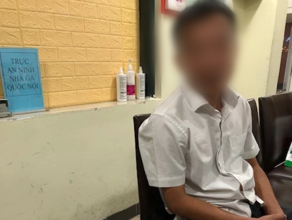 Nhân viên an ninh hàng không Nội Bài giúp hành khách tìm lại chiếc ba lô chứa 100 triệu đồng bị mất tích