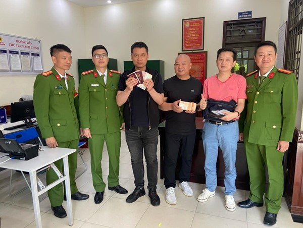 Trao trả tài sản bị thất lạc cho 2 du khách Trung Quốc