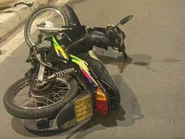 Tai nạn giao thông mới nhất hôm nay (18/11/2023): Xe tải quay đầu va chạm xe máy khiến 2 cha con bị thương nặng