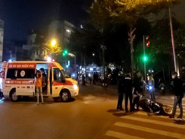 Thiếu nữ 16 tuổi thông chốt, tông trúng Cảnh sát 141