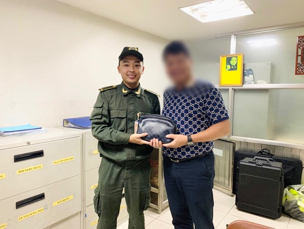 Nhân viên Cảng HKQT Nội Bài phát hiện tài sản bỏ quên chứa hơn 100 triệu đồng