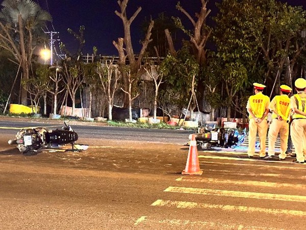 Tai nạn giao thông mới nhất hôm nay (20/11/2023): Hai xe máy va chạm nhau, nam shipper tử vong trên đường đi giao hang