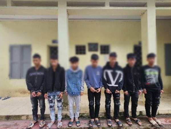 Xử nghiêm nhóm thanh thiếu niên dùng vỏ chai bia, dao phóng lợn gây rối trật tự công cộng