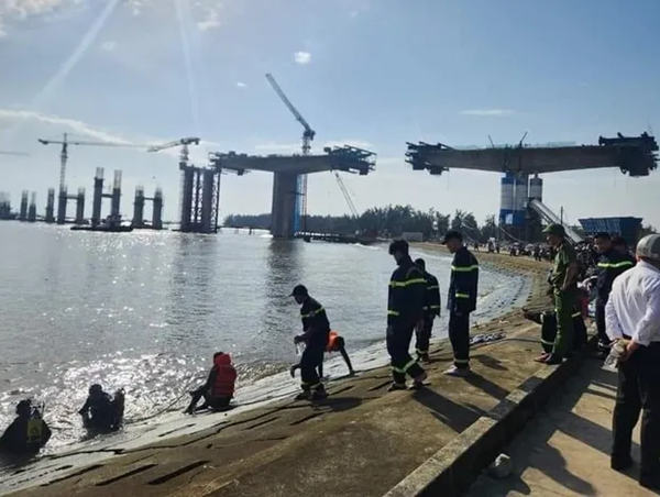 Tai nạn giao thông mới nhất hôm nay (21/11/2023): Xe máy lao xuống biển, 2 học sinh tử nạn