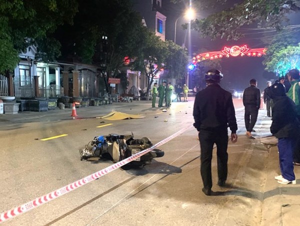 Tai nạn giao thông mới nhất hôm nay (22/11/2023): 2 thanh niên đi xe máy nghi tự ngã va vào cột điện cùng tử vong