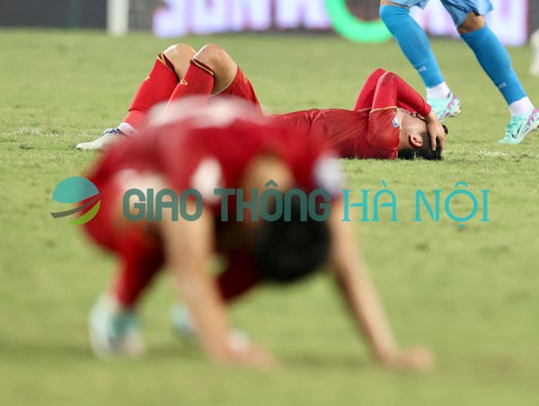 Cầu thủ Việt Nam đổ gục sau trận thua Iraq ở phút bù giờ cuối cùng