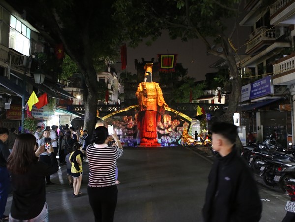 Độc đáo màn trình diễn nghệ thuật ánh sáng 3D tại Ô Quan Chưởng