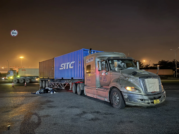 Tai nạn giao thông mới nhất hôm nay (24/11/2023): Nam thanh niên bị xe container cán tử vong ở Hải Phòng
