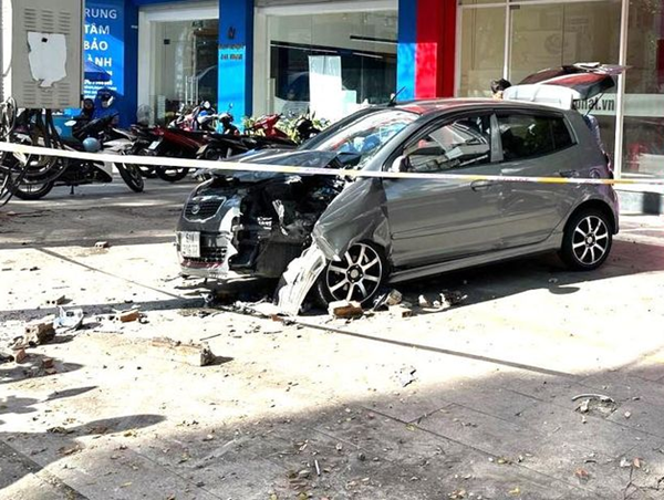 Tai nạn giao thông mới nhất hôm nay (25/11/2023): Ô tô lao vào cột điện, 3 mẹ con bị thương