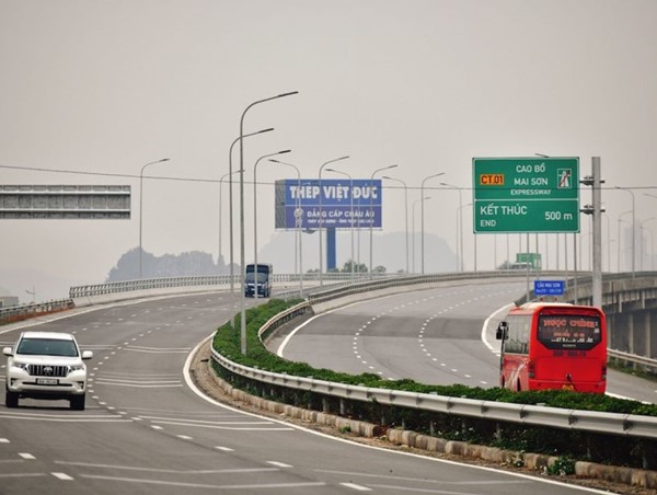 Thấy gì từ việc nhiều tuyến cao tốc mới khai thác đã cần phải mở rộng?