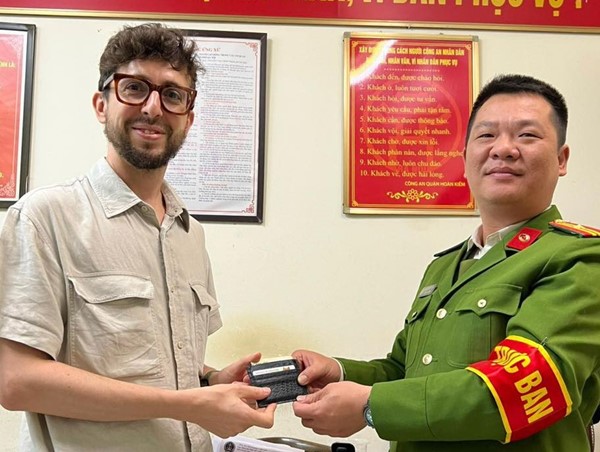 Công an phường Hàng Trống trao trả tài sản thất lạc cho du khách nước ngoài