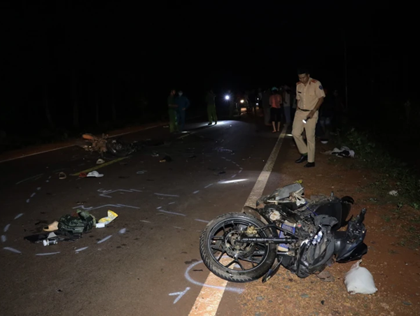 Tai nạn giao thông mới nhất hôm nay (26/11/2023): Hai xe máy đấu đầu trực diện, 4 người thương vong