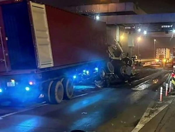 Tai nạn giao thông mới nhất hôm nay (27/11/2023): Xe đạp điện bị ô tô tải kéo lê hơn 50m, 2 chị em thương vong