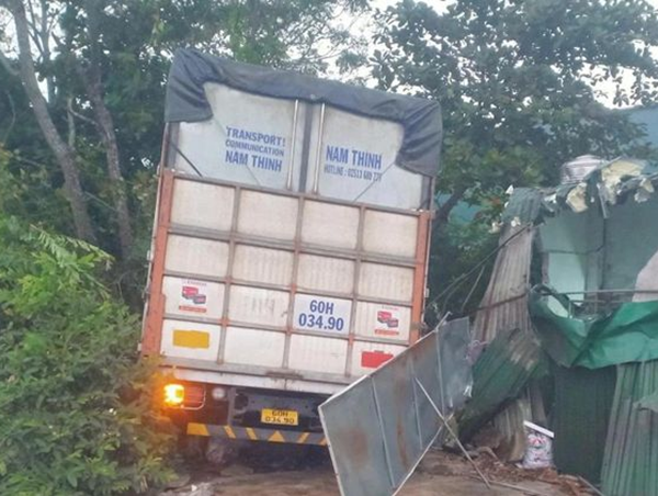 Tai nạn giao thông mới nhất hôm nay (28/11/2023): Xe tải lao vào nhà dân, cụ bà tử vong thương tâm
