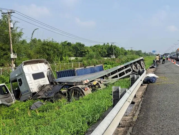Tai nạn giao thông mới nhất hôm nay (30/11/2023): Ô tô tải va chạm xe máy, người phụ nữ tử vong thương tâm