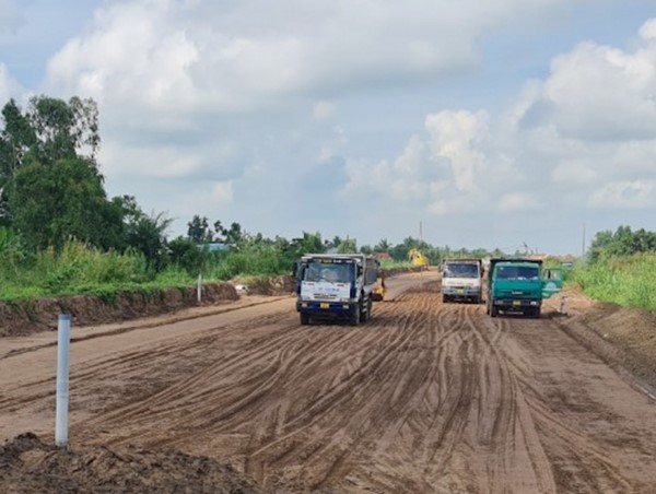 Hỗ trợ nguồn vật liệu cát đắp cho dự án cao tốc Mỹ Thuận - Cần Thơ