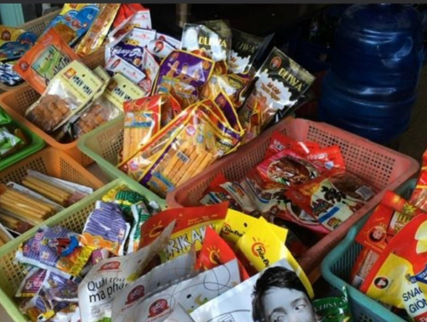 Cảnh giác với đồ ăn vặt không rõ nguồn gốc ở gần trường học