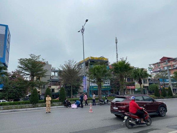 Tai nạn giao thông mới nhất hôm nay (3/12/2023): Xe đầu kéo mất lái đâm thẳng vào nhà dân 