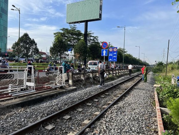 Tai nạn giao thông mới nhất hôm nay (4/12/2023): Người đàn ông nhảy vào đường ray bị tàu hỏa tông tử vong