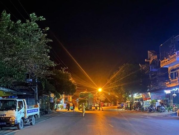 Tai nạn giao thông mới nhất hôm nay (5/12/2023): 2 thanh niên đi xe máy tử vong sau va chạm với xe tải 