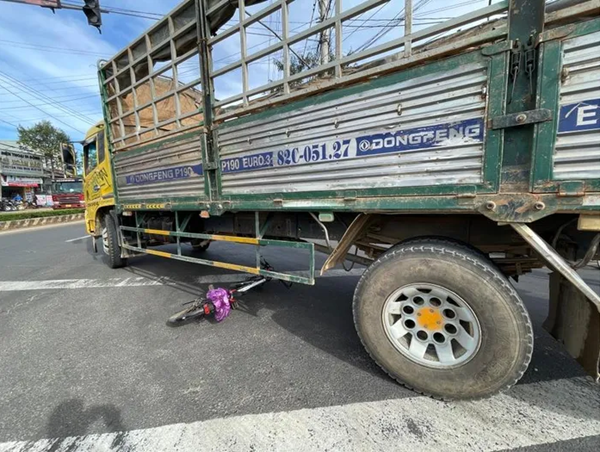 Tai nạn giao thông mới nhất hôm nay (8/12/2023): Xe tải tông xe đạp ở ngã tư, nam sinh lớp 6 tử vong