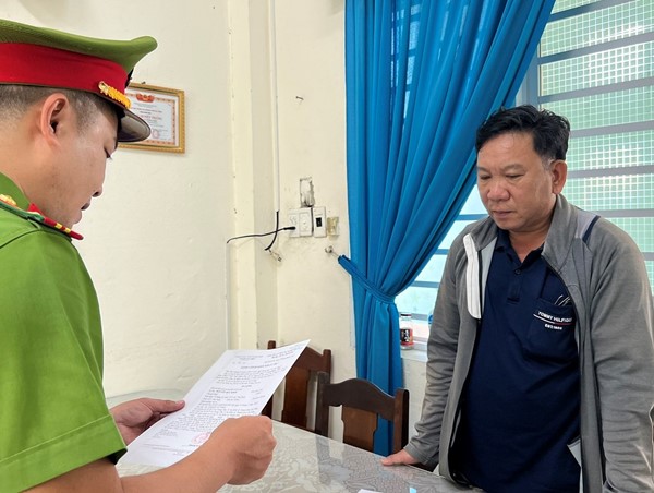 Khởi tố tài xế xe đầu kéo về hành vi “Chống người thi hành công vụ”