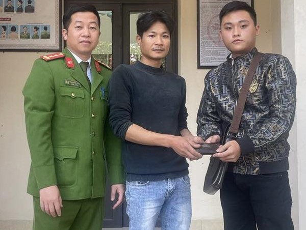 Nhặt được chiếc ví trên đường, thanh niên nhờ công an tìm trả cho người đánh mất