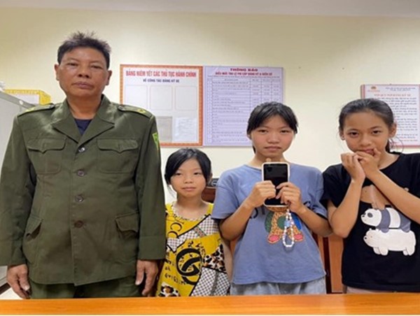 Nhặt được của rơi, 3 học sinh tìm người trả lại 