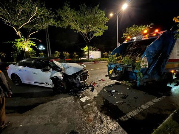 Tai nạn giao thông mới nhất hôm nay (9/12/2023): Ô tô 4 chỗ tông xe chở rác trong đêm, nữ công nhân tử vong