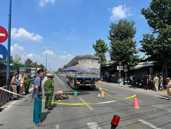 Tai nạn giao thông mới nhất hôm nay (11/12/2023): Va chạm giữa xe tải và xe máy, 2 phụ nữ tử vong