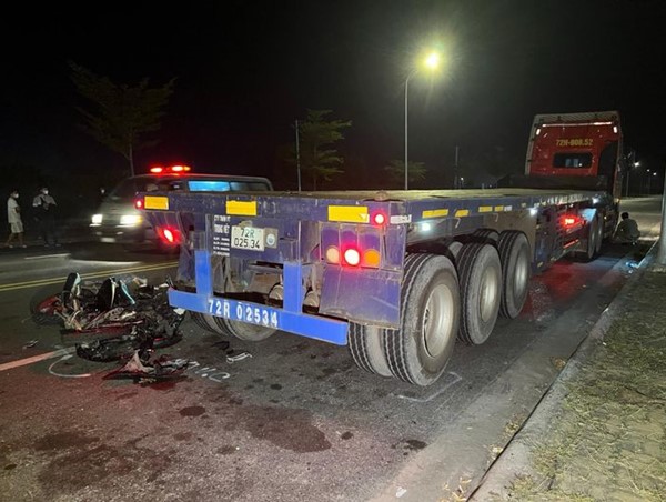 Tai nạn giao thông mới nhất hôm nay (13/12/2023): Tông vào xe container đang đỗ, 2 người thương vong