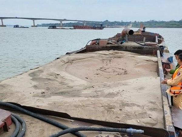Bắt quả tang vụ khai thác cát trái phép trên sông Hồng