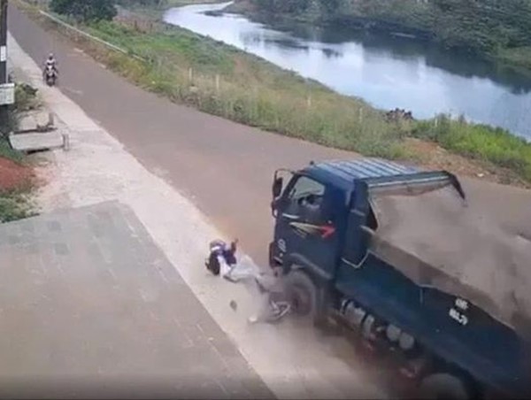 Tai nạn giao thông mới nhất hôm nay (17/12/2023): Thanh niên đi xe máy bị ô tô tải cán tử vong ở ngã tư