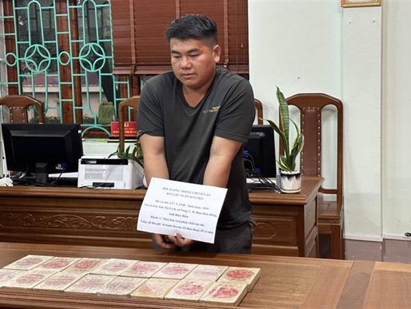 Bắt giữ 2 đối tượng mua bán trái phép 16 bánh heroin