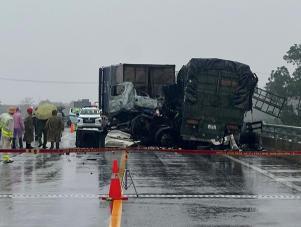 Tai nạn giao thông mới nhất hôm nay (18/12/2023): Hai xe đầu kéo đâm trực diện trên cao tốc, 3 người thương vong
