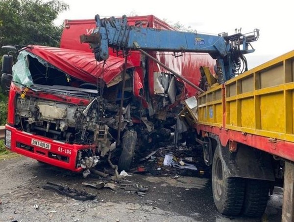 Tai nạn giao thông mới nhất hôm nay (20/12/2023): Xe máy tông vào hông xe container, một thanh niên tử vong