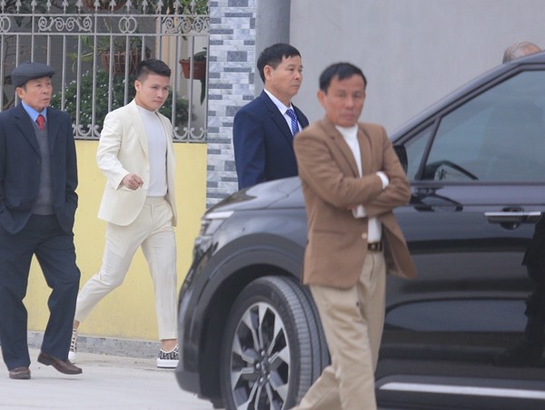 Quang Hải cùng gia đình đi dạm ngõ sáng ngày 20/12