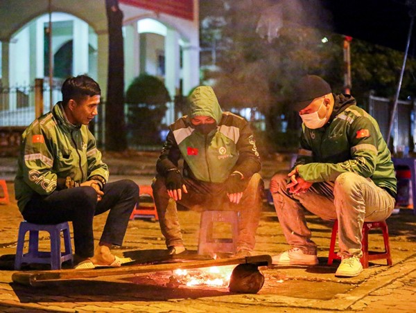 Người lao động mưu sinh trong đêm giá rét