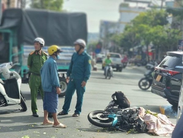 Tai nạn giao thông mới nhất hôm nay (22/12/2023): Xe máy tông người đi bộ, một phụ nữ tử vong