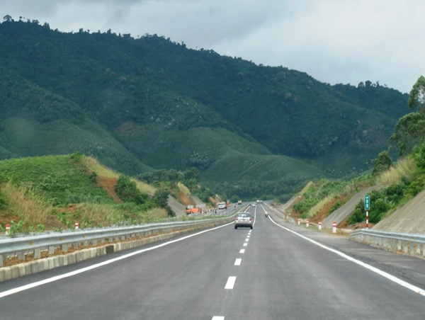 Bộ GTVT cho ý kiến về đầu tư mở rộng cao tốc Hòa Lạc - Hòa Bình, sân bay Nà Sản