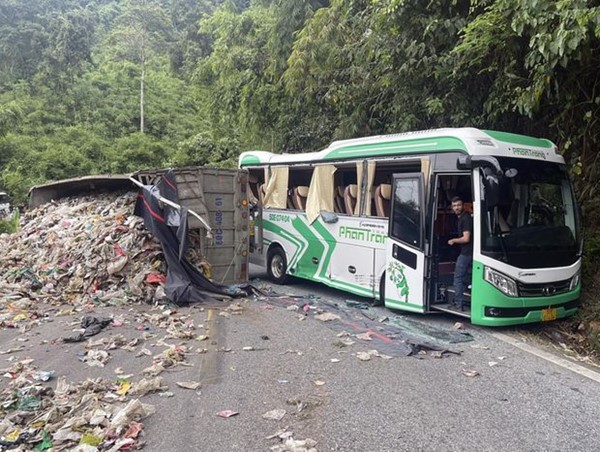 Tai nạn giao thông mới nhất hôm nay (24/12/2023): Xe chở du khách nước ngoài gặp nạn, nhiều người bị thương