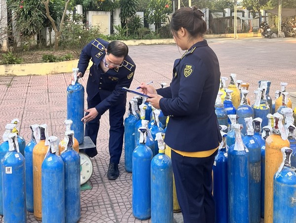 Tạm giữ 86 bình khí N2O không rõ nguồn gốc xuất xứ