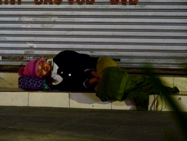 Người vô gia cư chống chọi cái rét buốt ở Hà Nội