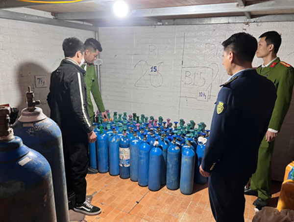 Liên tiếp triệt phá các điểm tập kết "khí cười" trên địa bàn Hà Nội