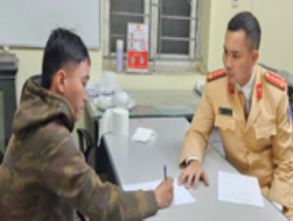 Trên đường đến đơn vị, Đại úy Cảnh sát giao thông bắt giữ đối tượng cướp giật tài sản