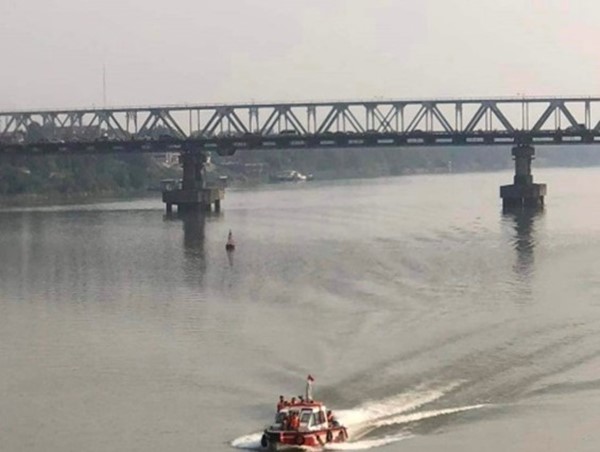 Kịp thời cứu hộ một thanh niên ngã từ cầu Long Biên xuống sông Hồng