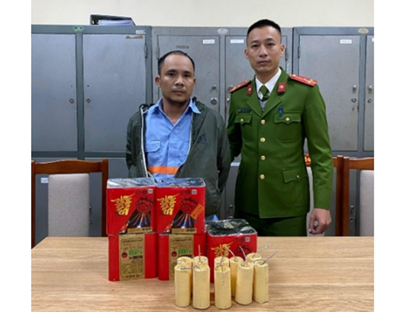 Khởi tố đối tượng vận chuyển trái phép 8,5 kg pháo nổ